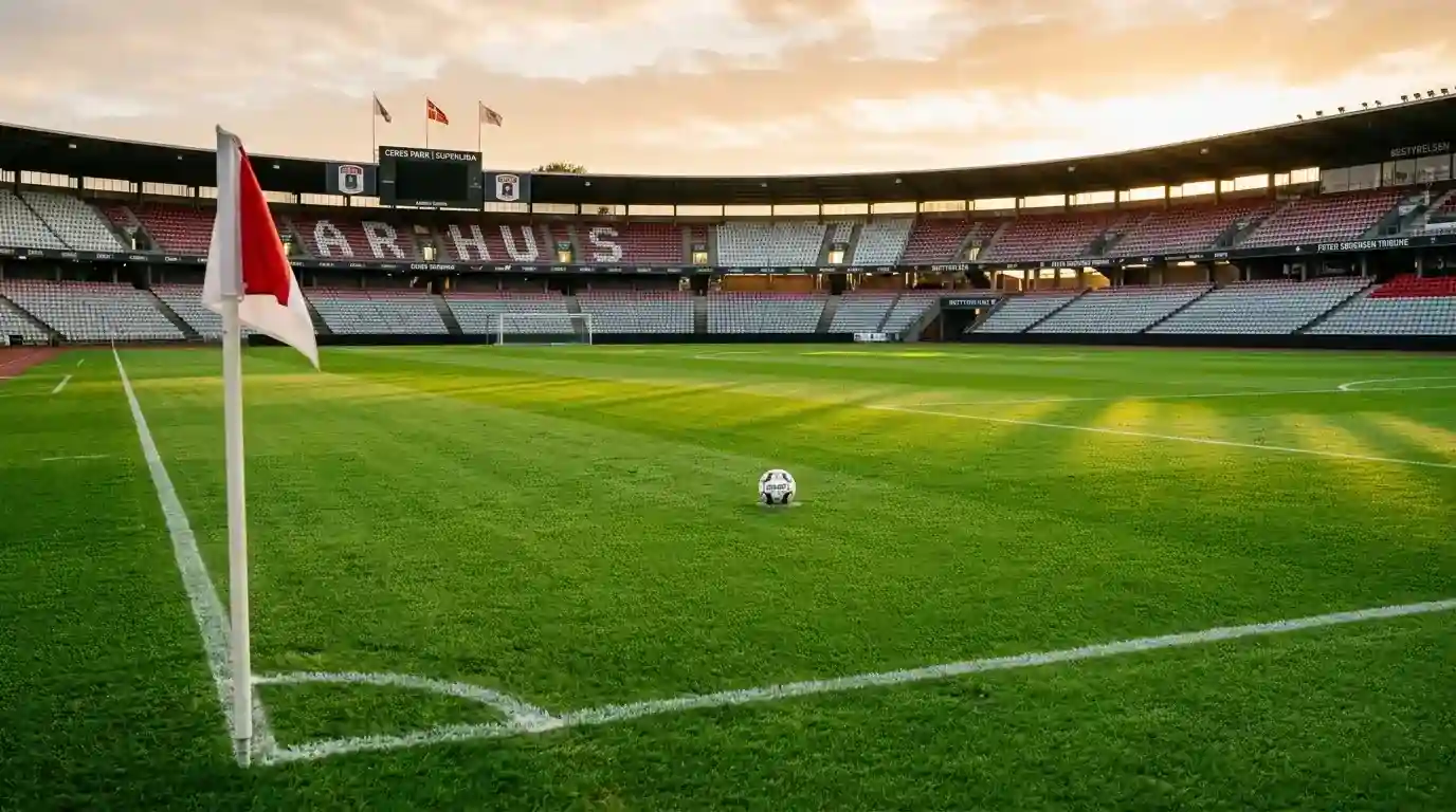 Superligaen-stadion med gront graes og fodbold klar til kamp i dansk topfodbold