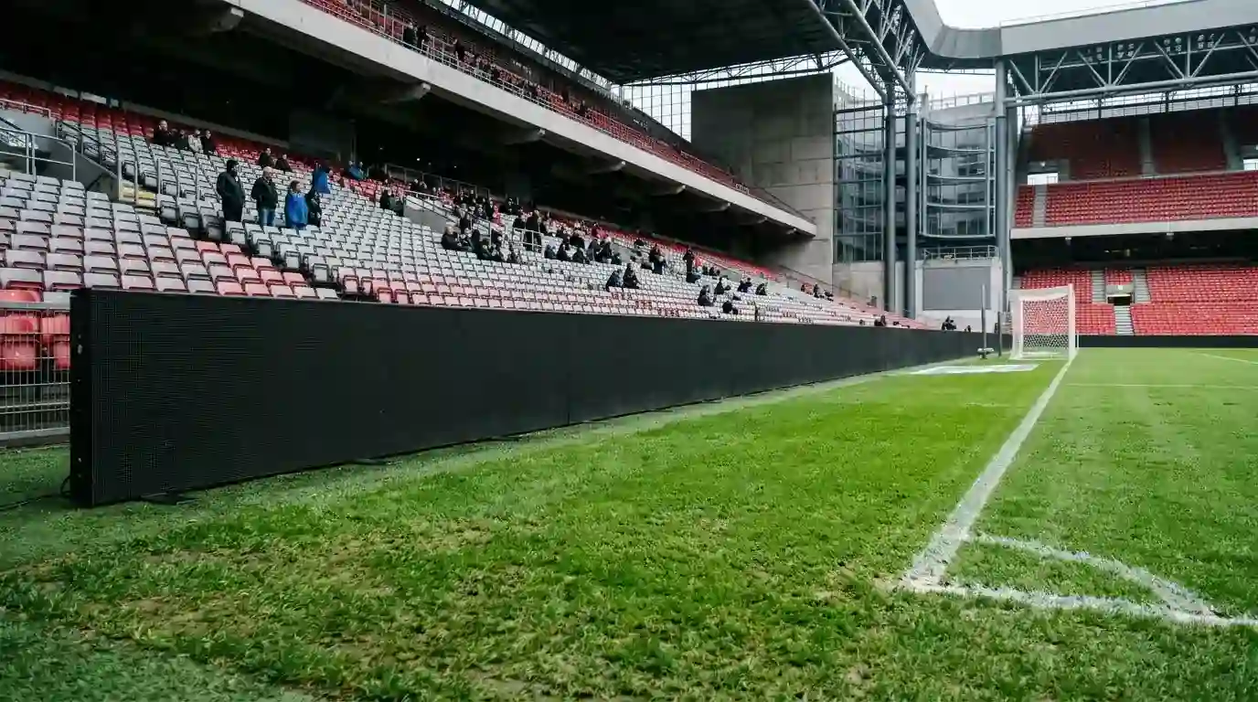 Tomt fodboldbane-reklameskilt under en sportskamp i Danmark